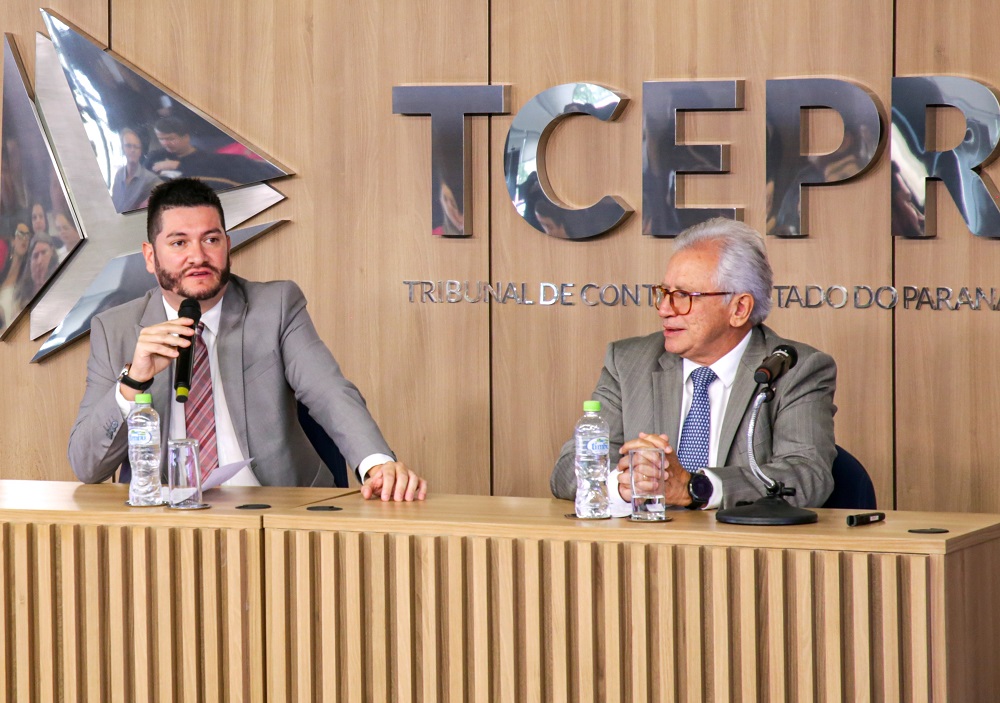 O conselheiro Durval Amaral (à direita) e o ouvidor-geral do TCE-PR, Patrick Machado, na abertura do Ouvidoria Day de 2025, realizado nesta quinta-feira (20 de março), no auditório do Tribunal. Foto: Mauro Beghetto Penteado/TCE-PR