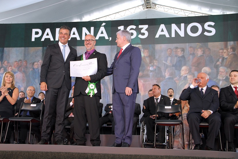 Conselheiro do TCE-PR Fernando Guimarães recebe do governador Beto Richa a comenda da Ordem do Pinheiro