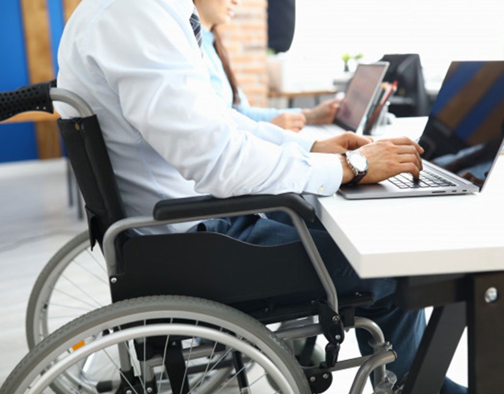 A inclusão de pessoas com deficiência (PCD) no ambiente de trabalho é uma obrigação legal. Foto: Divulgação