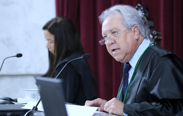 Ao lado da procuradora do Ministério Público de Contas Eliza Kondo Langner, o conselheiro Nestor Baptista preside sessão da Primeira Câmara do TCE-PR. Foto: Wagner Araújo/Divulgação TCE-PR
