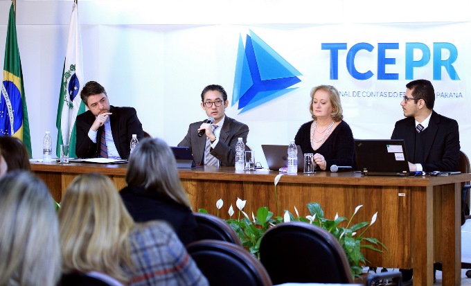 Debate sobre a Lei nº 13.655/18: Francisco Zardo, Rodrigo Kanayama, Angela Costaldello e Tiago Moraes Ribeiro. Foto: Wagner Araújo/Divulgação TCE-PR