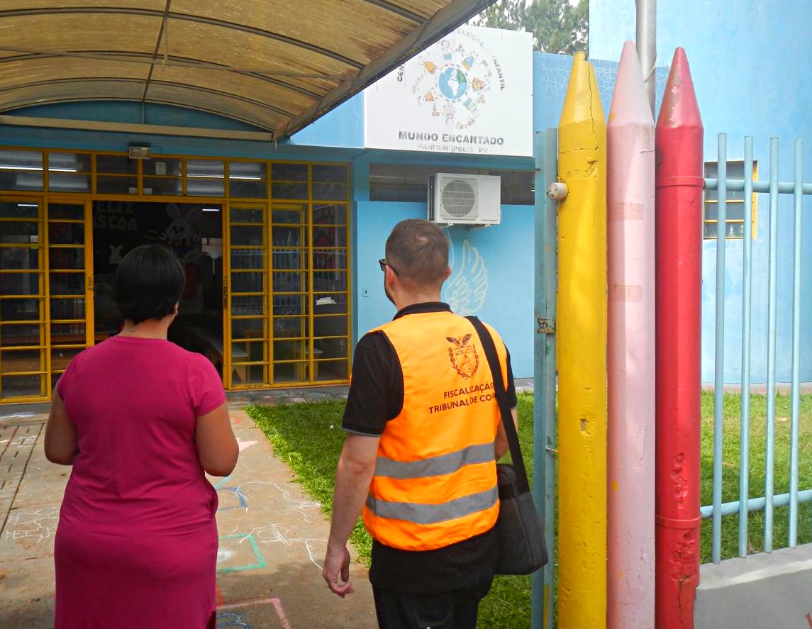 Acompanhado de gestora escolar, o auditor de controle externo do TCE-PR Alexandre Cardoso Dal Ross visita escola no Município de Manfrinópolis (Sudoeste do Estado). Foto: TCE-PR/Divulgação
