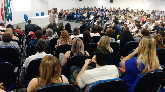 O analista de controle Gihad Menezes, servidor da Coordenadoria de Fiscalização de Transferências e Contratos (Cofit), durante palestra no 1º Fórum de Controle Social do TCE-PR, em Londrina. Foto: Lúcio Woytovicz Júnior/Divulgação TCE-PR