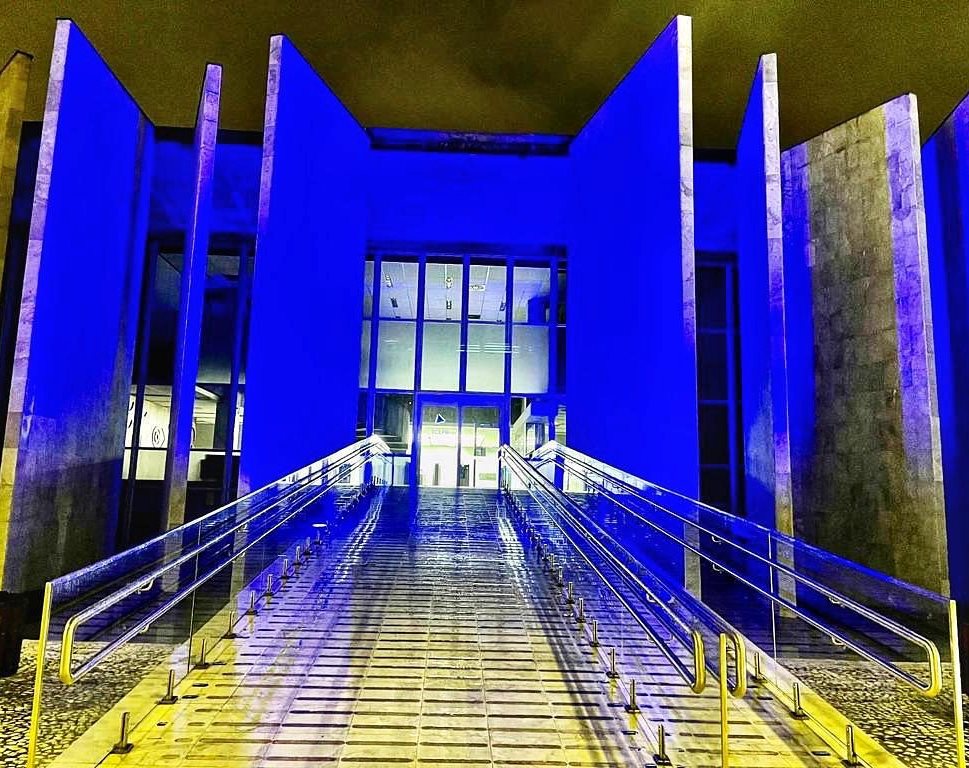 Entrada do Edifício-Sede do TCE-PR iluminada na cor azul, para marcar o Dia Mundial de Conscientização do Autismo, celebrado em 2 de abril. Foto: Marcelo Lancia/Divulgação TCE-PR