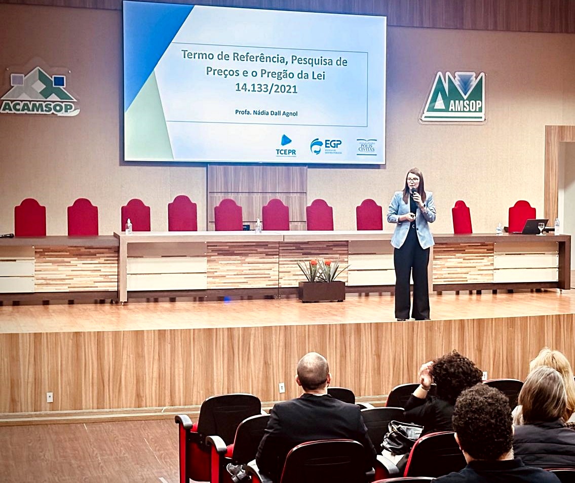 A professora Nádia Dell Agnol ministra palestra sobre pregão no módulo 3 do MBA em Licitações e Contratos, realizado em Francisco Beltrão. Foto: Marcelo Lancia/TCE-PR