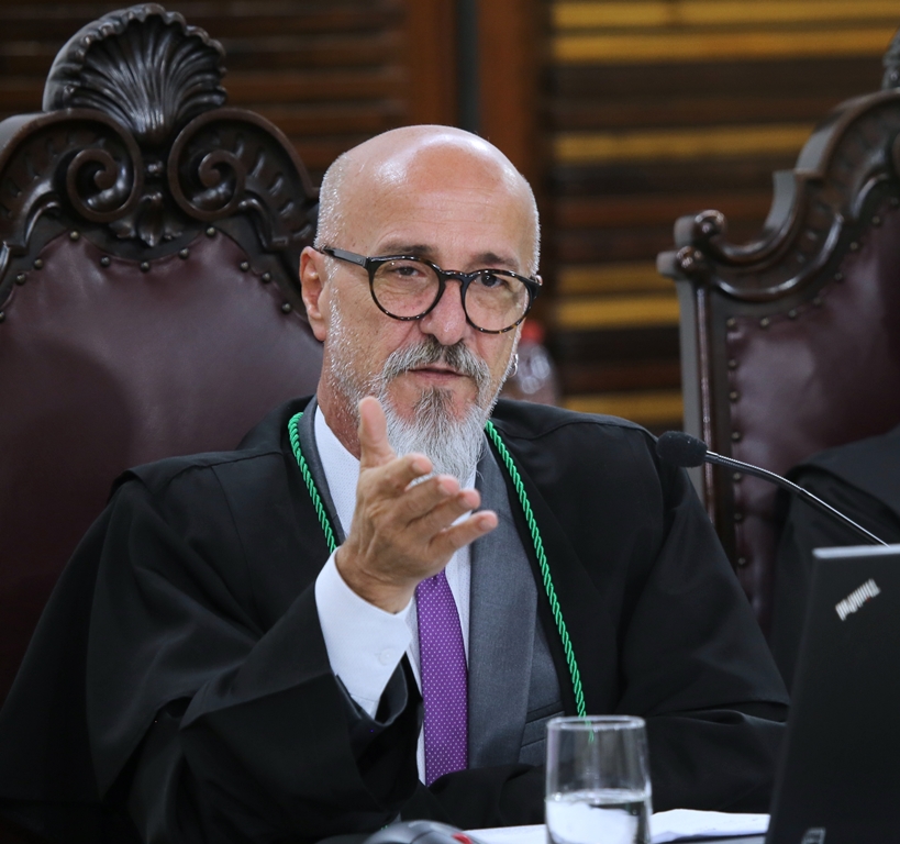 O conselheiro Fernando Guimarães em sessão do Tribunal Pleno do TCE-PR. Foto: Wagner Araújo/Divulgação TCE-PR