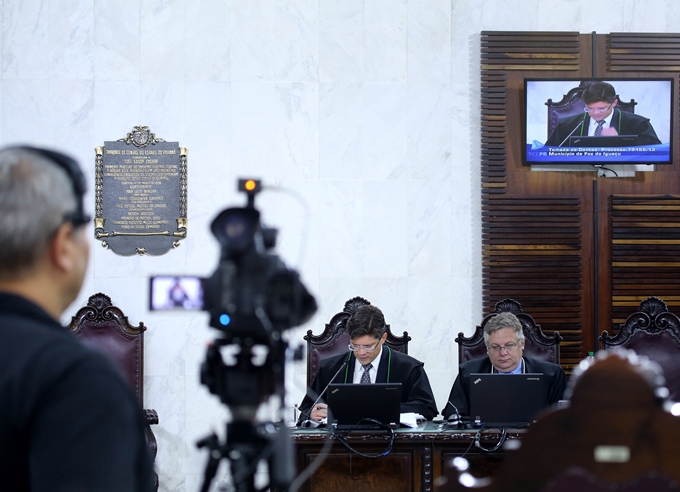 Ao lado do audidor Cláudio Kania, o conselheiro Ivens Linhares relata processo na Segunda Câmara do TCE-PR. Foto: Wagner Araújo/Divulgação TCE-PR