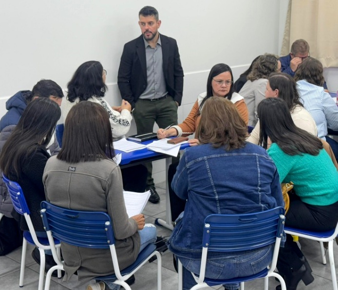 João Halberto Balduino Maciel, supervisor de Políticas Finalísticas de Contas de Governo da Coordenadoria de Contas (CContas) do TCE-PR ministra oficina sobre questionários da Prestação de Contas Anual (PCA) de 2025, realizada em Pitanga. Foto: Marcelo Lancia/TCE-PR