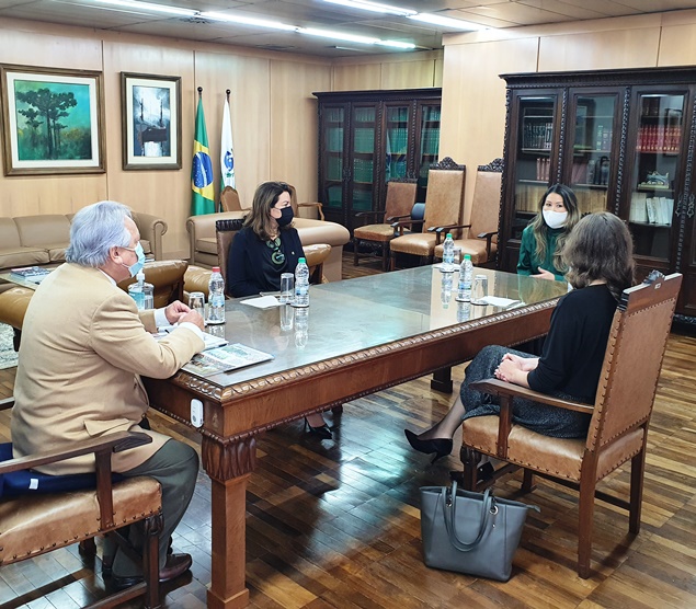 A primeira-dama do Paraná, Luciana Saito Massa, com o presidente do TCE-PR, conselheiro Nestor Baptista. Foto: Omar Nasser Filho/Divulgação TCE-PR