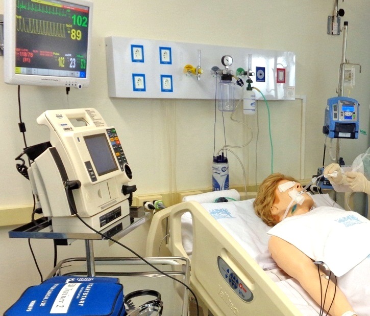 Simulação, com a utilização de boneco, de atendimento em unidade de terapia intensiva do Hospital Universitário Regional de Maringá, mantido pela UEM. Foto: Divulgação