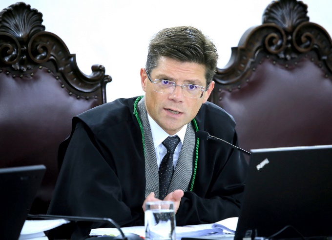 O conselheiro Ivens Linhares relata processo em sessão do Pleno do TCE-PR, presidida pelo conselheiro Nestor Baptista. Foto: Wagner Araújo/Divulgação