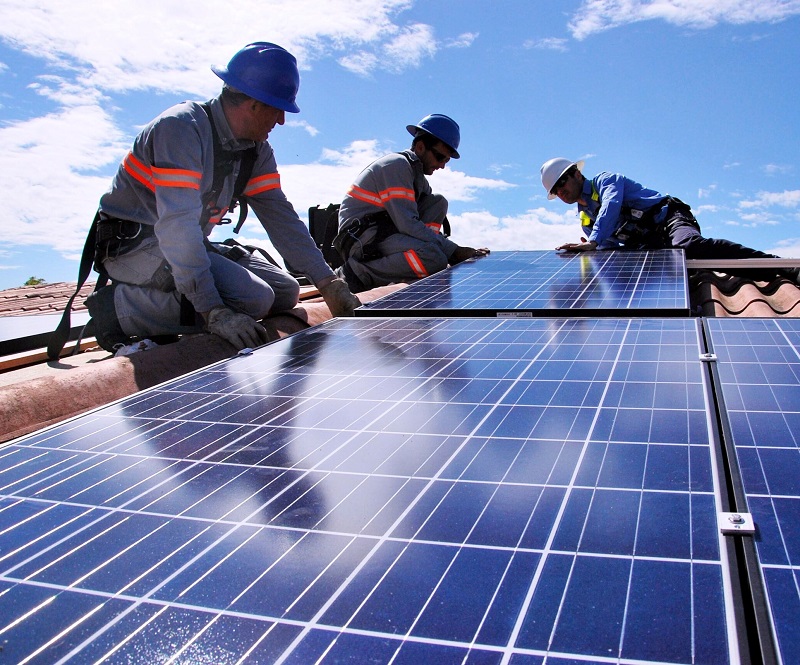 Instalação de sistema de energia solar (fotovoltaica). Foto: Divulgação