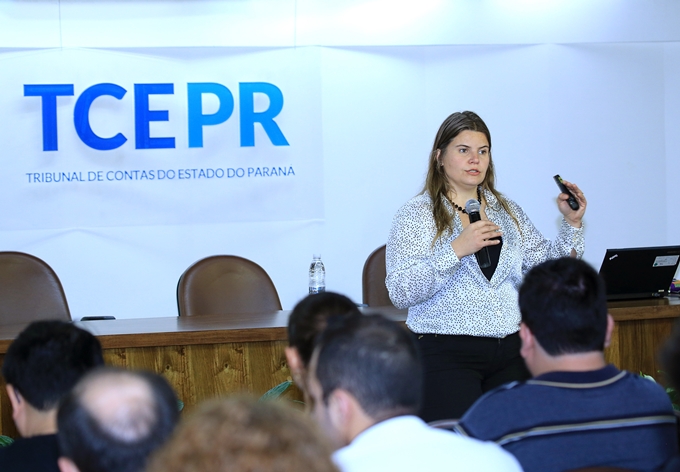 A servidora Paola Canuto ministra palestra sobre alterações na estrutura do Plano de Contas da Receita Orçamentária, durante a 1ª Semana da Contabilidade Pública do TCE-PR. Foto: Wagner Araújo/Divulgação TCE-PR