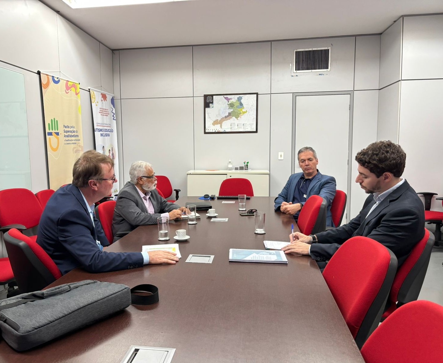 Representantes da Segunda Inspetoria de Controle Externo (2ª ICE) do Tribunal de Contas do Estado do Paraná (TCE-PR), participaram, nesta quarta-feira (29 de outubro), de reunião realizada no Ministério da Educação (MEC), em Brasília.