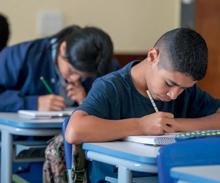 Alunos do Colégio Estadual Aníbal Khury Neto, em Curitiba, cuja gestão administrativa foi terceirizada. Foto: Seed-PR/Divulgação