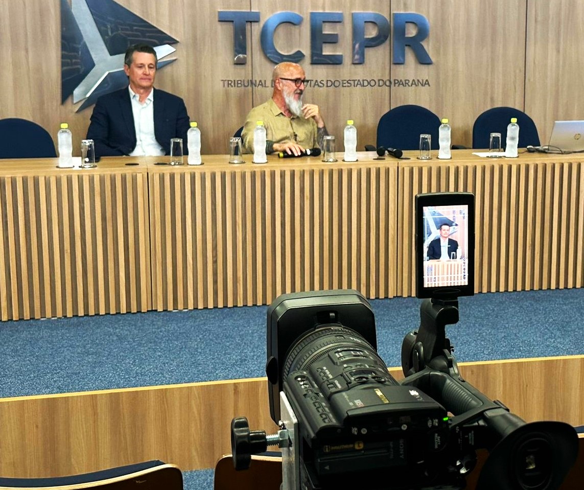 O presidente, conselheiro Fernando Guimarães, e o coordenador-geral de Fiscalização, Djalma Riesemberg Junior, na abertura da live em que o TCE-PR orientou gestores e servidores de municípios gravemente atingidos pelas chuvas. Foto: Marcelo Lancia/Divulgação TCE-PR