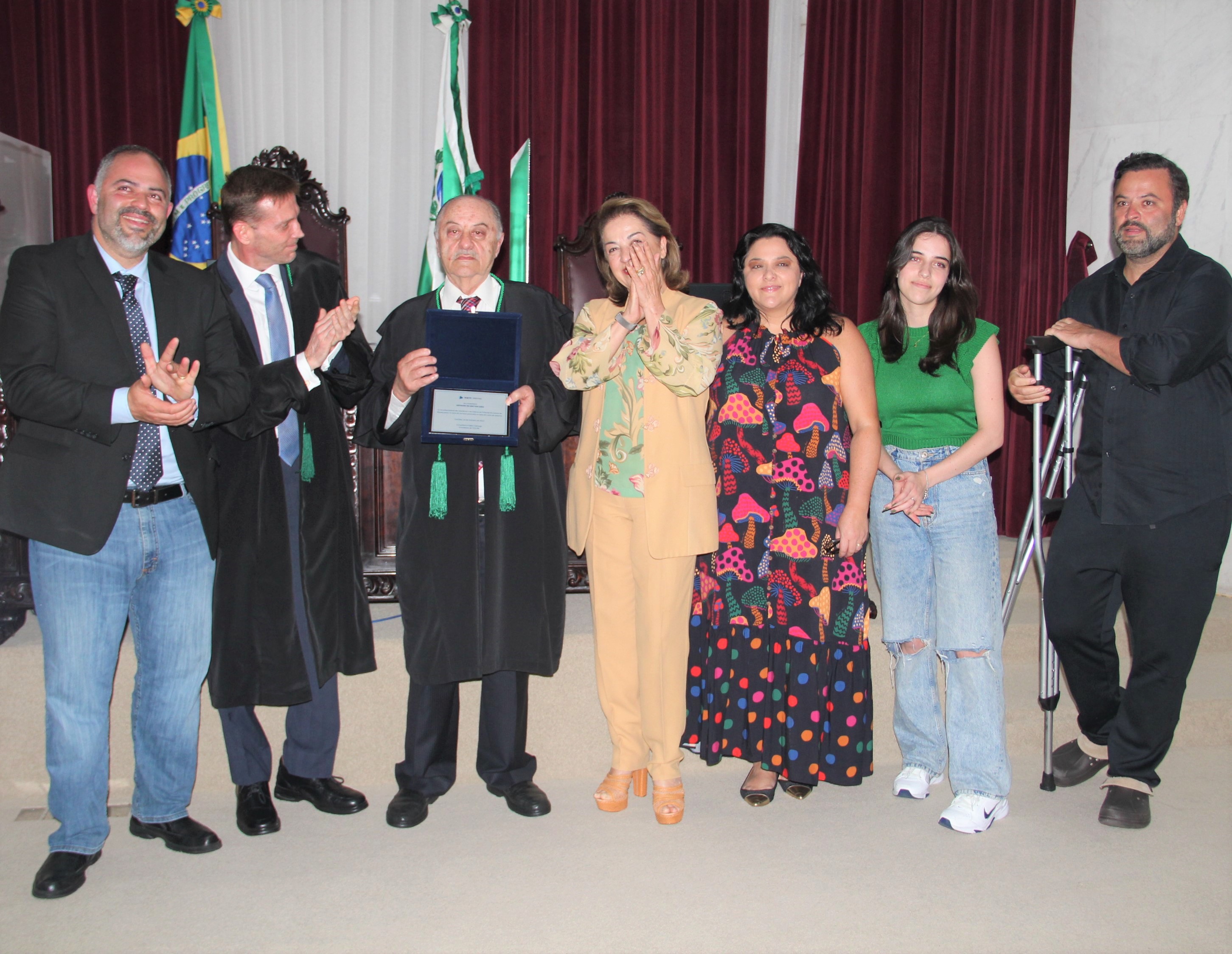 O presidente, conselheiro Fabio Camargo, entrega placa em homenagem aos 31 anos de permanência do conselheiro Artagão de Mattos Leão no TCE-PR, ao lado de familiares. Artagão se aposentou, ao completar 75 anos, Foto: Edilson Peruceli/Divulgação TCE-PR