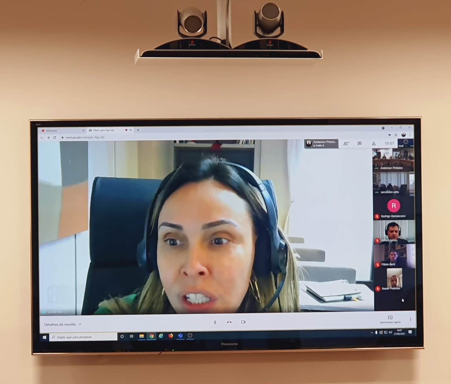 A procuradora-geral do Estado, Letícia Ferreira da Silva, durante reunião virtual com o presidente do TCE-PR, conselheiro Fabio Camargo; e o secretário de Estado da Fazenda, Renê Garcia Júnior; sobre a atuação do controle externo em processos de falência. Foto: Dilton Leandro Vaz/Divulgação TCE-PR