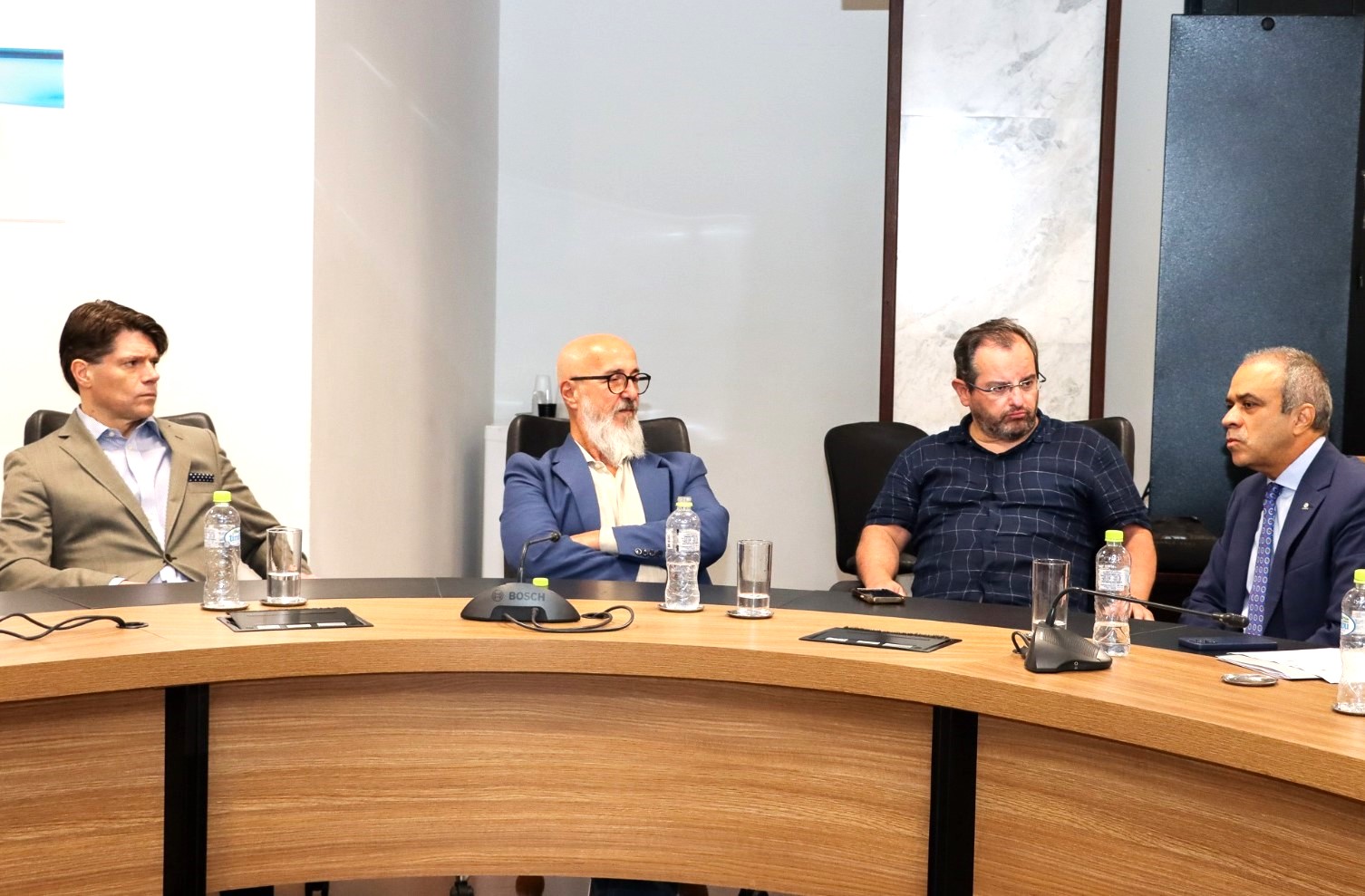 Os conselheiros Ivens Linhares, Fernando Guimaráes e Ivan Bonilha, do TCE-PR; e Edilson de Souza Siva (TCE-RO), presidente eleito da Associação dos Membros dos Tribunais de Contas do Brasil (Atricon), na reunião preparatória do 4º ENTC, que será em Foz do Iguaçu. Foto: Fabiano Contador/TCE-PR