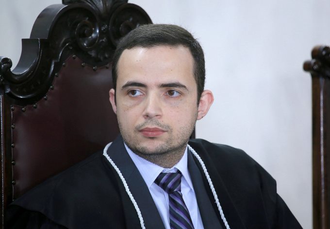 O auditor Tiago Alvarez Pedroso relata processo em sessão de julgamento do TCE-PR. Foto: Wagner Araújo/Divulgação TCE-PR