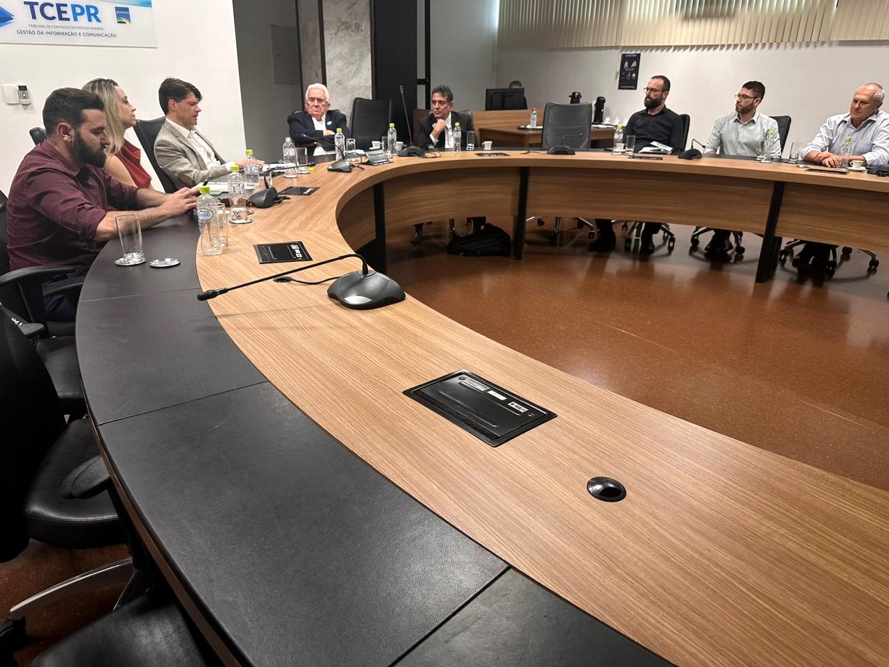 Reunião entre o conselheiro Ivens Linhares e integrantes de sua equipe com os consultores Leonardo José Rolim Guimarães e Raul Velloso, especialistas em previdência social. Foto: Marcelo Lancia/TCE-PR