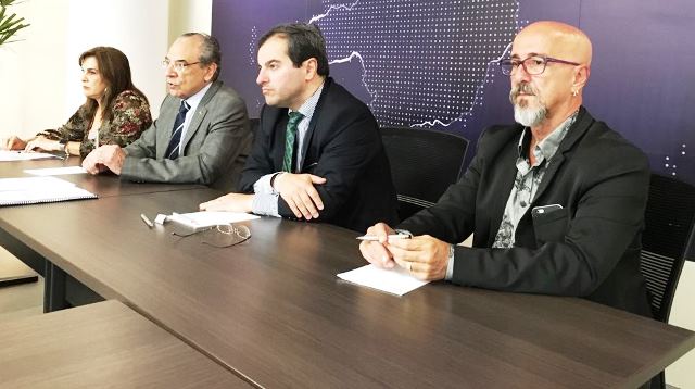 Da esquerda para a direita: Raquel Simões, coordenadora do Grupo de Estudos sobre o Índice de Efetividade da Gestão Estadual; e os conselheiros Sebastião Helvecio (TCE-MG), presidente do IRB; Ivan Bonilha e Fernando Guimarães, ambos do TCE-PR. Foto: Divulgação/IRB