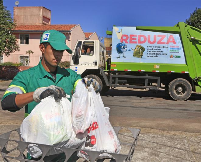 Coleta de lixo em Curitiba. Foto: Prefeitura de Curitiba/Divulgação