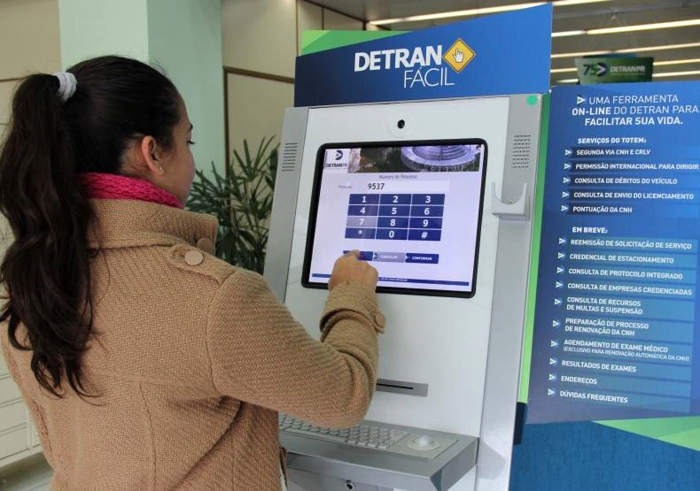 Usuária utiliza toten de autoatendimento do Departamento de Trânsito do Estado do Paraná (Detran-PR). Foto: Agência Estadual de Notícias (AEN)