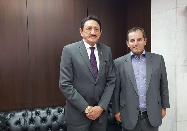 O conselheiro do TCE do Amapá Regildo Wanderley Salomão é recebido na sede do TCE-PR pelo conselheiro Ivan Bonilha, presidente do Instituto Rui Barbosa (IRB). Foto: Divulgação TCE-PR
