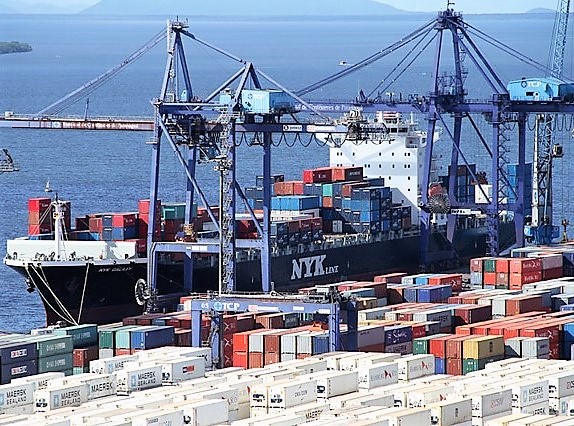 Carregamento de navios no terminal de contêineres do Porto de Paranaguá. Foto: Divulgação
