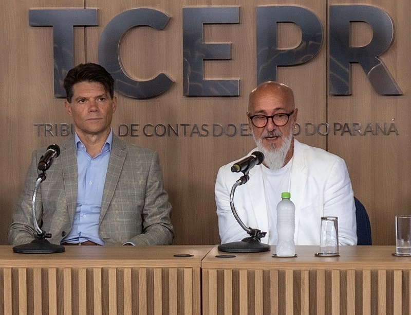 Os conselheiros Fernando Guimarães (à direita) e Ivens Linhares, respectivamente atual presidente e presidente eleito do TCE-PR na "live" de apreosentação do painel Gestão Municipal em Foco e do Manual de Início de Mandato. Foto: Mauro Beghetto/TCE-PR