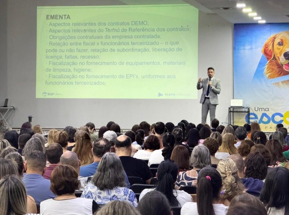 O auditor de controle externo Felipe Vilson Vidi, da Segunda Inspetoria de Controle Externo (2ª ICE) do Tribunal de Contas do Estado do Paraná (TCE-PR), dá curso em Londrina sobre gestão e fiscalização de contratos de terceirização de mão de obra na educação para gestores e servidores de escolas estaduais