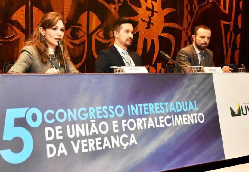 A diretora-geral do TCE-PR, Luciane Maria Gonçalves Franco, ministra palestra no 5º Congresso Interestadual de União e Fortalecimento da Vereança, promovido pela União dos Vereadores do Paraná (Uvepar). Foto: Divulgação
