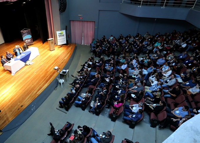 O curso sobre pontos polêmicos em relação a licitações e contratos abordados em acórdãos do TCE-PR lotou o Teatro Municipal Rachel Costa, em Paranaguá. Foto: Wagner Araújo/Divulgação TCE-PR