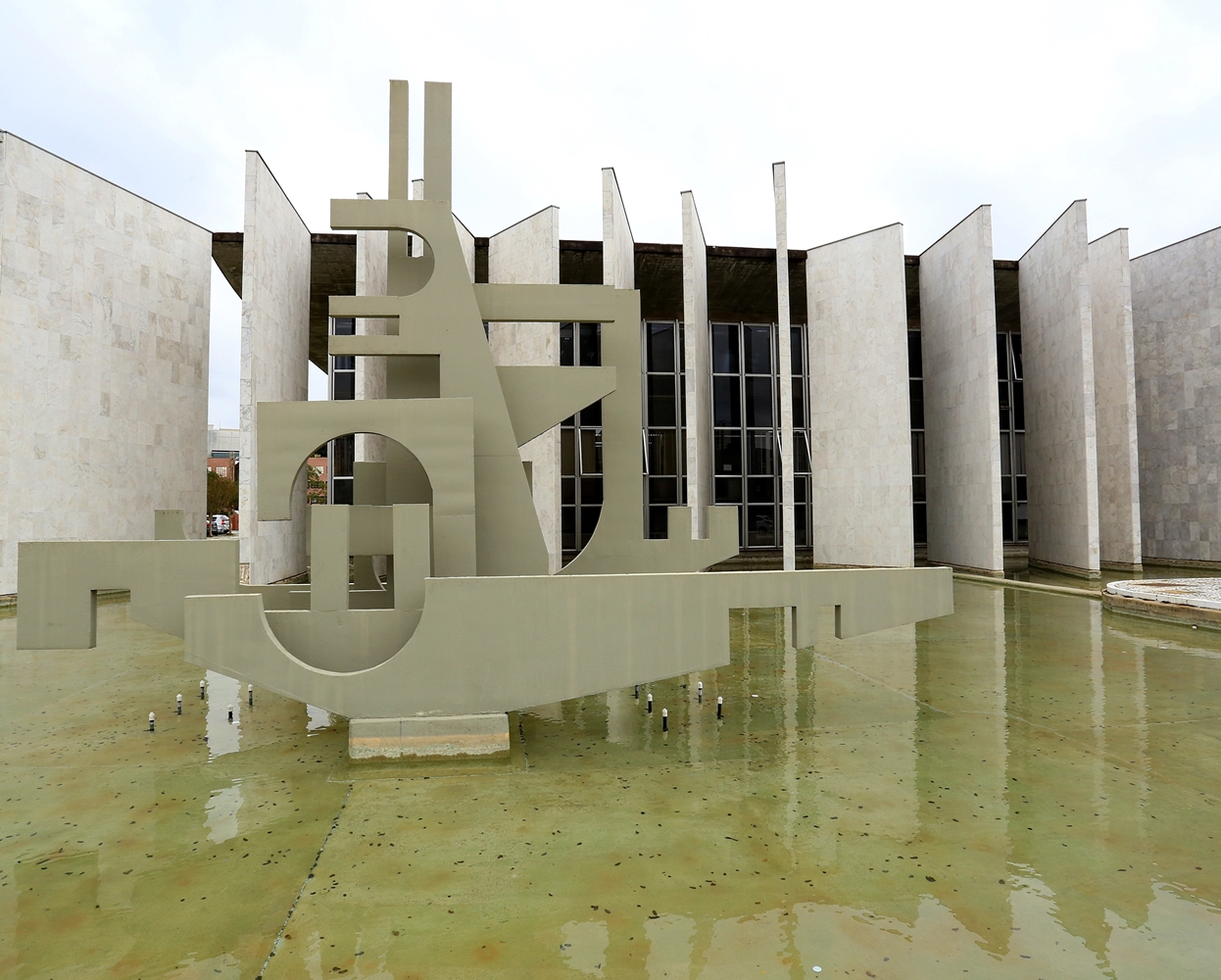 Edifício-Sede do TCE-PR, localizado no bairro Centro Cívico, em Curitiba. Foto: Divulgação