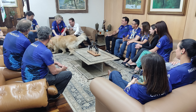 Delegação de servidores que participaram da Olimpíada dos TCs, com o presidente Fabio Camargo e Tikinha, mascote do Tribunal. Foto: Edilson Perucelli/TCE-PR