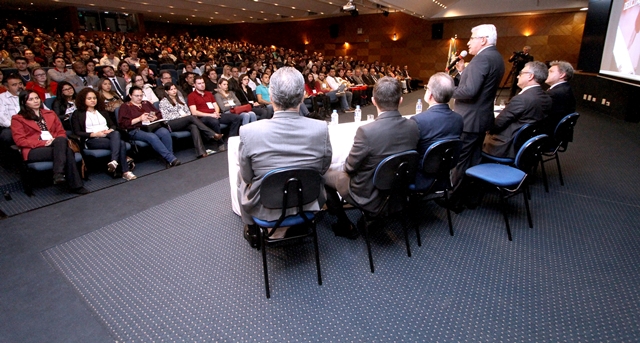 O presidente, conselheiro Durval Amaral, abre evento em que o TCE-PR lançou o Manual de Licitações, em parceria com o Sebrae-PR. Foto: Wagner Araújo/Divulgação