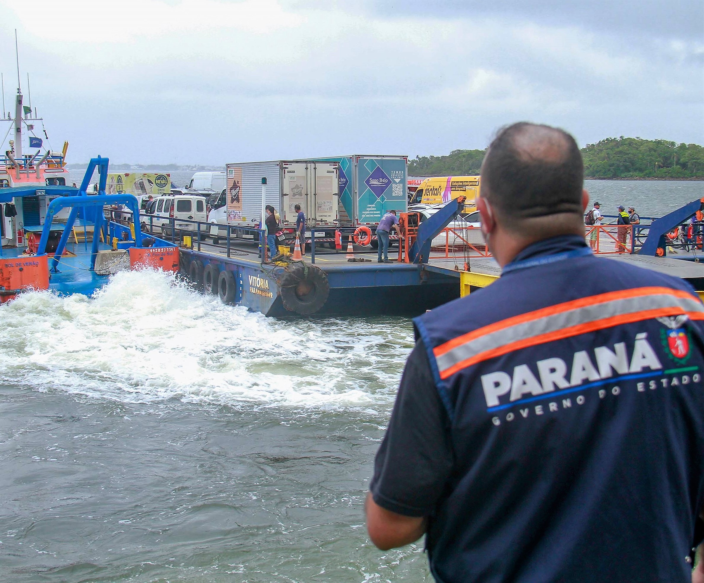 Operação do sistema de ferry boat que faz a travessia da Baía de Guaratuba, entre os municípios de Matinhos e Guaratuba, no Litoral do Paraná. Foto: Agência Estadual de Notícias/Divulgação