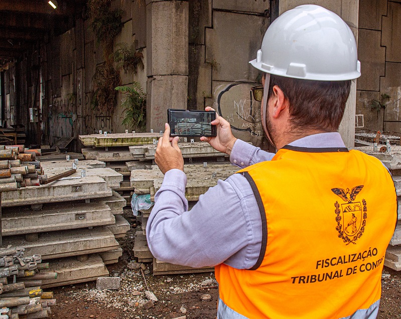 Auditor de controle externo do Tribunal de Contas executa fiscalização presencial em obra municipal no Paraná. Foto: Mauro Beghetto Penteado/TCE-PR
