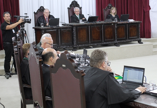 Sessão do Tribunal Pleno, presidido pelo conselheiro Durval Amaral. Foto: Wagner Araújo/Divulgação TCE-PR