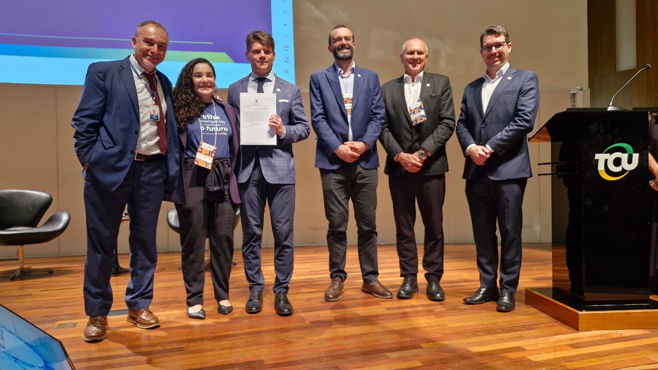 O presidente do TCE-PR, conselheiro Ivens Linhares, e representantes do Tribunal após assinatura de acordo com o Senado Federal