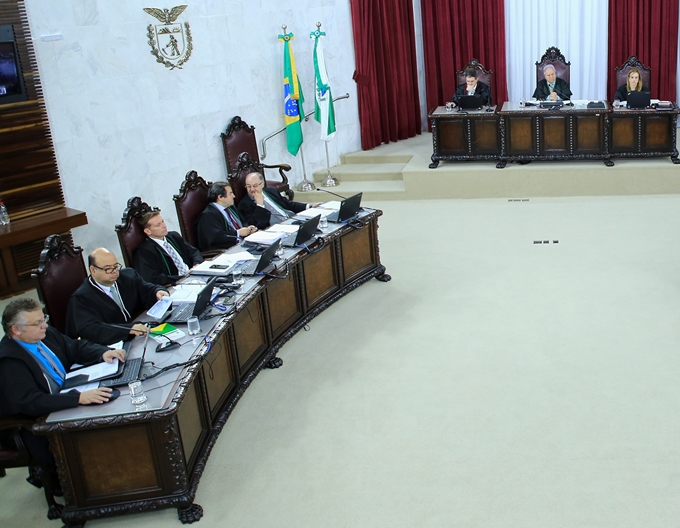 Vista parcial de sessão do Pleno do TCE-PR, presidida pelo conselheiro Nestor Baptista. Foto: Wagner Araújo/Divulgação TCE-PR