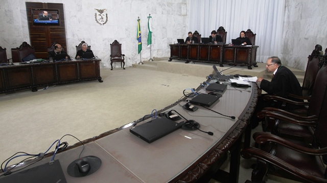 O conselheiro Artagão de Mattos Leão relata processo em sessão da Primeira Câmara do TCE-PR. Foto: Divulgação TCE-PR