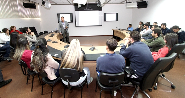 Estagiários assistem a palestra no TCE-PR: objetivo é capacitar os estudantes para a futura vida profissional. Foto: Wagner Araújo/Divulgação