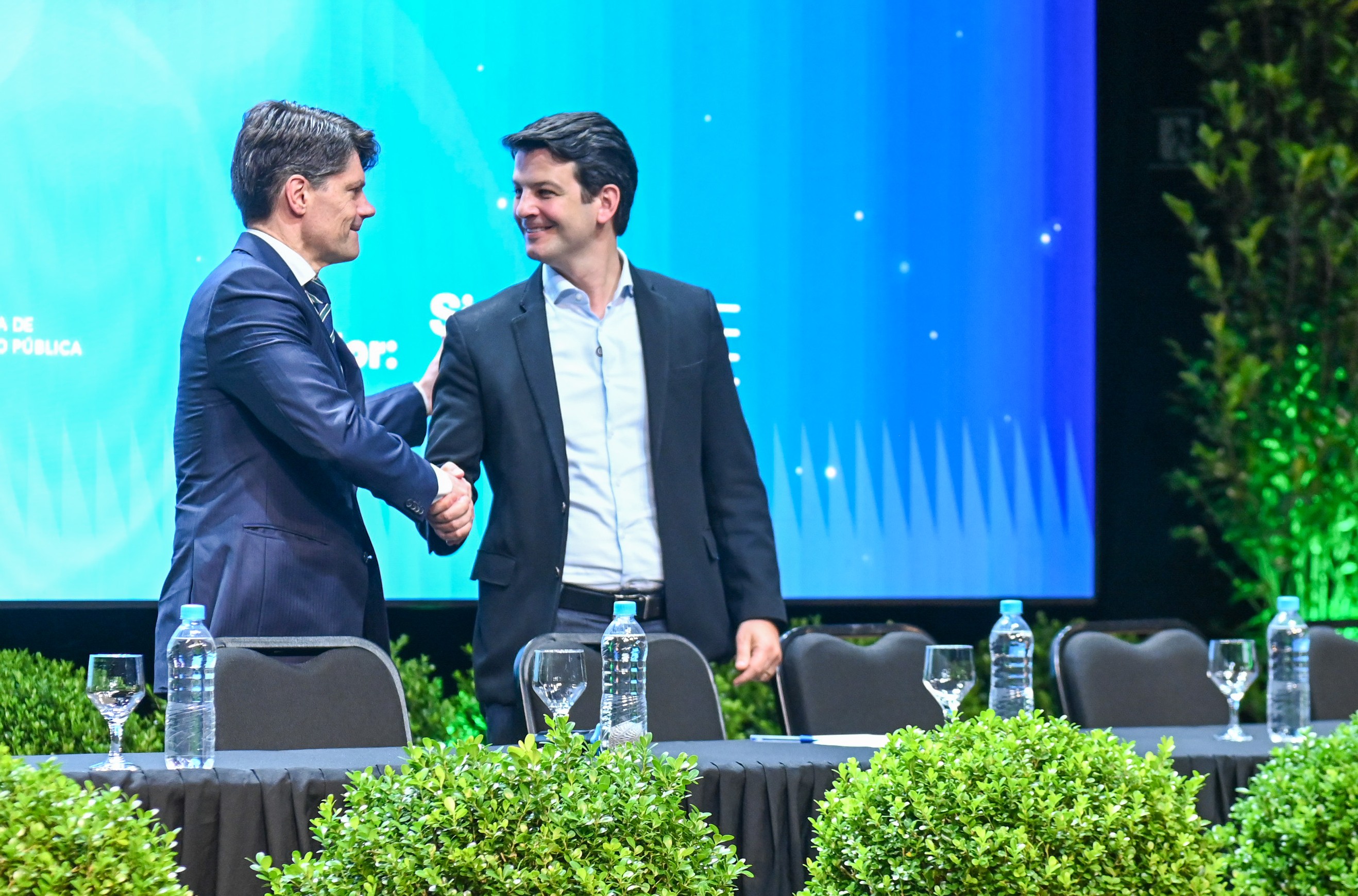 O presidente do TCE-PR, conselheiro Ivens Linhares, e o prefeito de Curitiba, Eduardo Pimentel, durante evento do Progov na Fiep