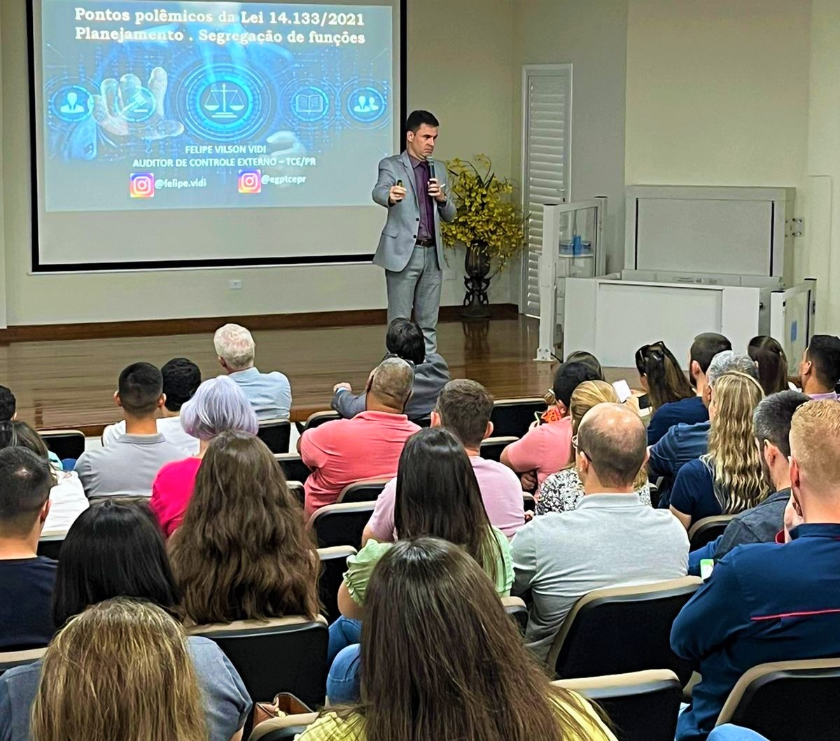 O auditor de controle externo Felipe Vidi ministra palestra no curso sobre Pontos Polêmicos da Nova Lei de Licitações e Contratos, realizado em Guaíra. Foto: TCE-PR/Divulgação