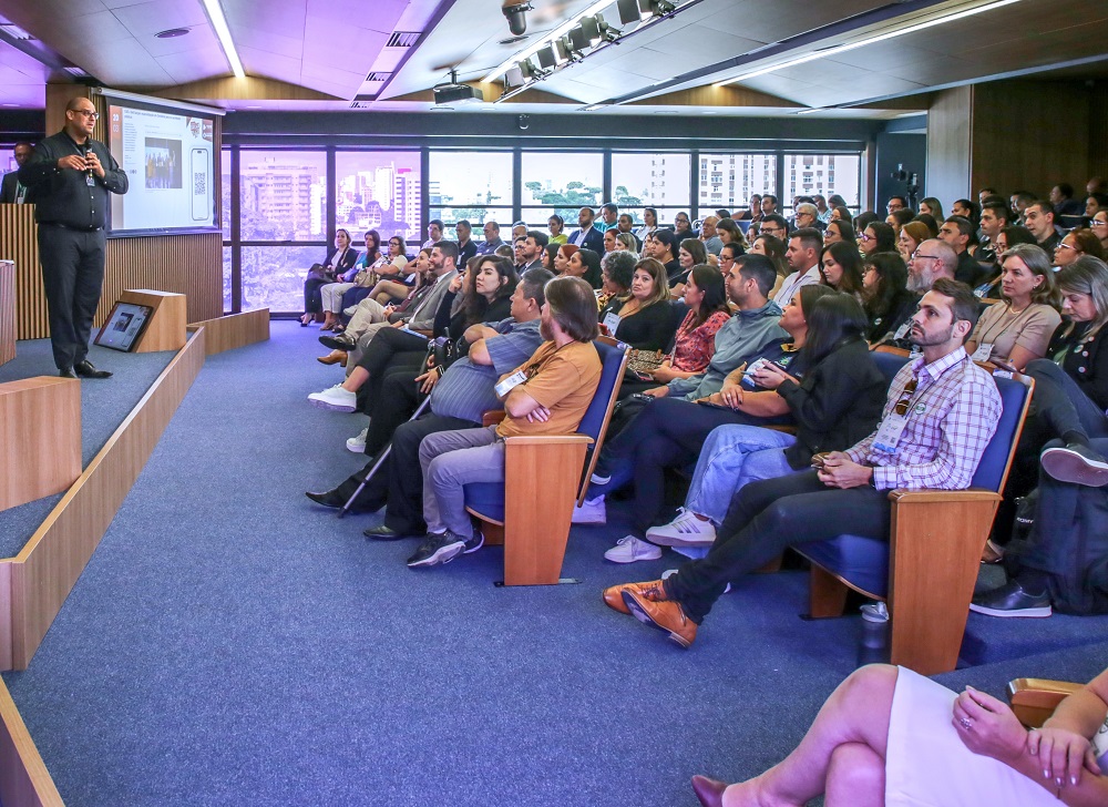 O ouvidor-geral do Estado do Paraná, Yohhan Garcia de Souza, durante palestra no Ouvidoria Day de 2025, realizado nesta quinta-feira (20 de março), no auditório do Tribunal. Foto: Mauro Beghetto Penteado/TCE-PR