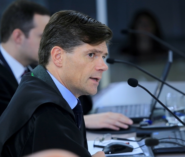 O conselheiro Ivens Linhares relata processo em sessão do Tribunal Pleno do TCE-PR, comandada pelo presidente, conselheiro Nestor Baptista. Foto: Wagner Araújo/Divulgação TCE-PR