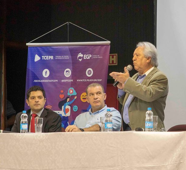 O presidente do TCE-PR, conselheiro Nestor Baptista, faz a abertura do curso Ouvidoria e Acesso à Informação, realizado em Toledo. Foto: Michael Juliano/Prefeitura de Toledo - Divulgação