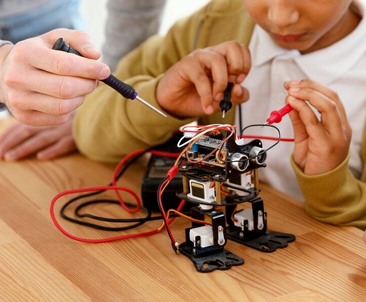 O uso de ferramentas e equipamentos robóticos é um recurso pedagógico que contribui na melhoria do aprendizado. Foto: Divulgação